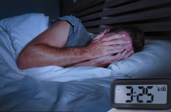 Preoccupato Triste Giovane Uomo Attraente Sveglio Sdraiato Insonne Sul Letto — Foto Stock