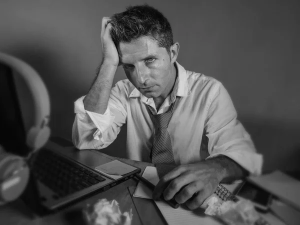 초상화에 매력적인 절망적 남자의 지저분한 넥타이 비즈니스 사무실 스트레스에서 노트북 — 스톡 사진