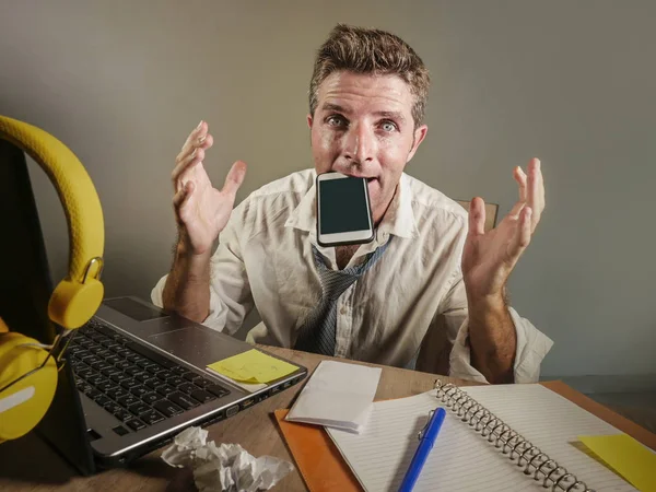 Atractivo Hombre Triste Desesperado Perder Corbata Desordenado Deprimido Trabajar Ordenador — Foto de Stock