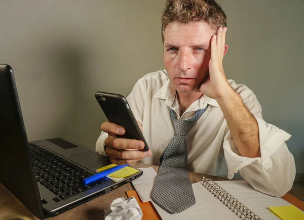 Atraktivní Smutný Zoufalý Muž Ztratí Kravata Vypadá Chaotický Depresi Pracující — Stock fotografie