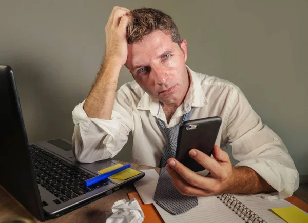 Aantrekkelijke Verdrietig Wanhopig Man Verliezen Stropdas Zoek Rommelig Depressief Werkt — Stockfoto