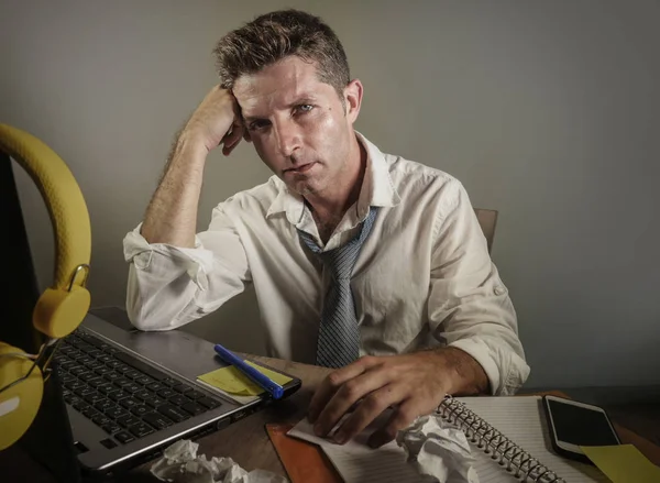 매력적인 절망적 남자에 넥타이 비즈니스 사무실 스트레스 배경에 고립에서 노트북 — 스톡 사진