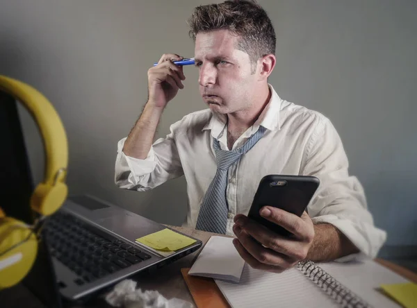 Atractivo Hombre Triste Desesperado Perder Corbata Buscando Sucio Ocupado Trabajando — Foto de Stock