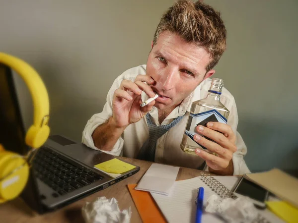 Joven Triste Desperdiciado Hombre Negocios Desordenado Que Trabaja Computadora Portátil — Foto de Stock