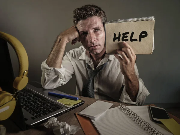 Jovem Homem Negócios Confuso Deprimido Mostrando Bloco Notas Pedindo Ajuda — Fotografia de Stock
