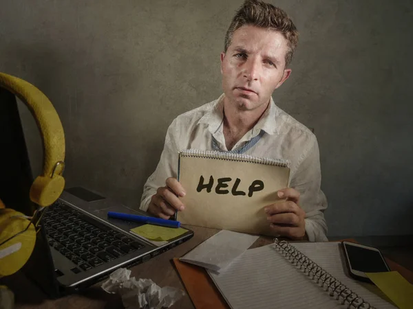 Young Messy Depressed Business Man Showing Notepad Asking Help Desperate — Stock Photo, Image