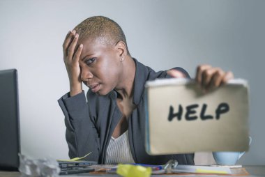 acı üzgün ve depresyonda siyah afro Amerikalı kadın boğulmuş Not defteri iş sorun kavramı içinde tutarak yardım isteyen duygu dizüstü bilgisayar ile çalışma ofisinde vurguladı