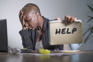 acı üzgün ve depresyonda siyah afro Amerikalı kadın boğulmuş Not defteri iş sorun kavramı içinde tutarak yardım isteyen duygu dizüstü bilgisayar ile çalışma ofisinde vurguladı
