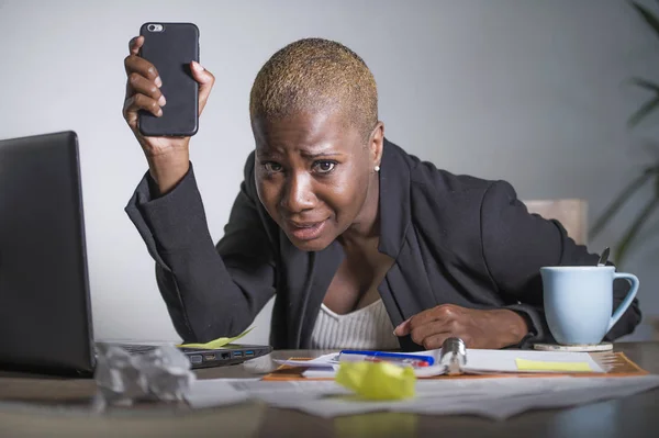 Stressad Och Frustrerad Afro Amerikansk Svart Kvinna Arbetar Överväldigad Och — Stockfoto