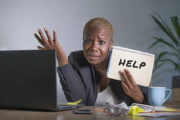 Traurige Und Depressive Schwarze Afroamerikanerin Die Büro Gestresst Mit Laptop — Stockfoto