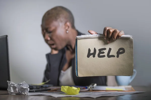 Traurige Und Depressive Schwarze Afroamerikanerin Die Büro Gestresst Mit Laptop — Stockfoto