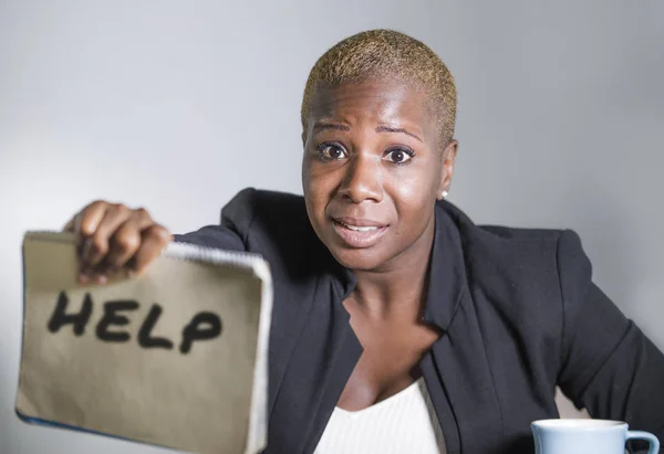 悲しみと落ち込んで魅力的な黒アフロ アメリカンの女性のオフィスの仕事の問題の概念でメモ帳に助けを求めて圧倒される気持ちでストレスに苦しんでビジネス ジャケット分離肖像画 — ストック写真