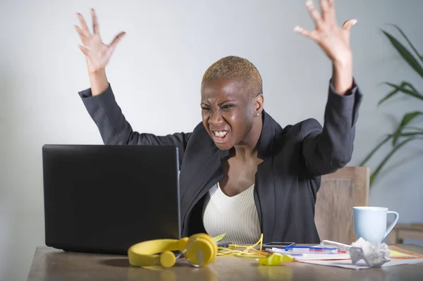 Estressado Frustrado Afro Americano Preto Mulher Trabalhando Oprimido Chateado Escritório — Fotografia de Stock