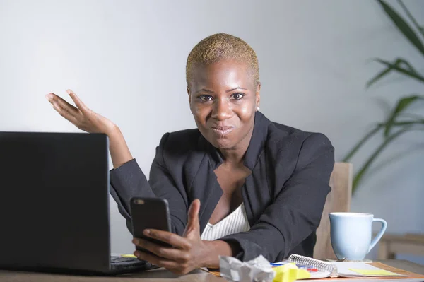Mujer Negra Afroamericana Estresada Frustrada Que Trabaja Molesta Oficina Escritorio —  Fotos de Stock