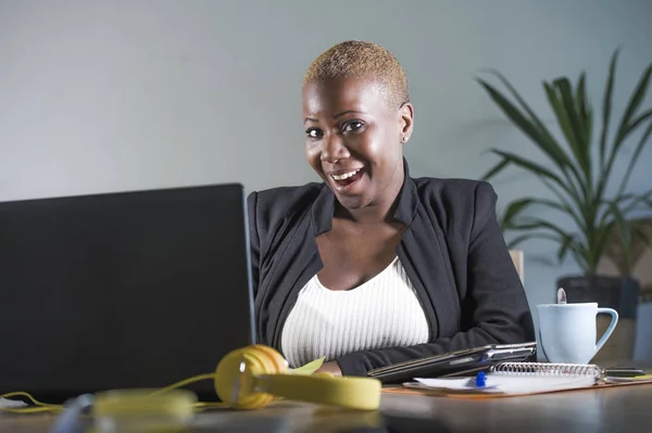 Ελκυστική Και Ευτυχισμένη Επιτυχημένη Μαύρο Αφρο Αμερικανικό Γυναίκα Στην Επιχείρηση — Φωτογραφία Αρχείου