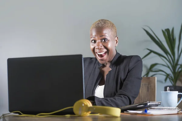 Ελκυστική Και Ευτυχισμένη Επιτυχημένη Μαύρο Αφρο Αμερικανικό Γυναίκα Στην Επιχείρηση — Φωτογραφία Αρχείου