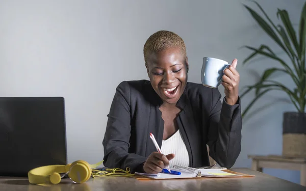 Joven Atractivo Feliz Exitoso Negro Afroamericano Mujer Chaqueta Negocios Trabajando —  Fotos de Stock