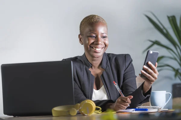 Joven Atractivo Feliz Exitoso Negro Afroamericano Mujer Chaqueta Negocios Trabajando —  Fotos de Stock