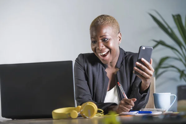 Joven Atractivo Feliz Exitoso Negro Afroamericano Mujer Chaqueta Negocios Trabajando —  Fotos de Stock