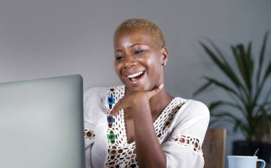 Dijital göçebe yaşam tarzı ve iş kavramı memnun zevk internet ağında gülümseyen dizüstü bilgisayar üzerinde çalışan genç çekici ve mutlu hipster afro Amerikan kadın portresi