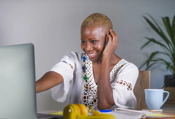 Retrato Joven Atractivo Feliz Hipster Afro Mujer Americana Trabajando Ordenador —  Fotos de Stock