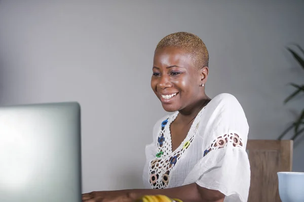 Retrato Jovem Atraente Feliz Hipster Afro Americano Mulher Trabalhando Computador — Fotografia de Stock