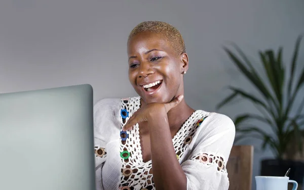 Retrato Jovem Atraente Feliz Hipster Afro Americano Mulher Trabalhando Computador — Fotografia de Stock