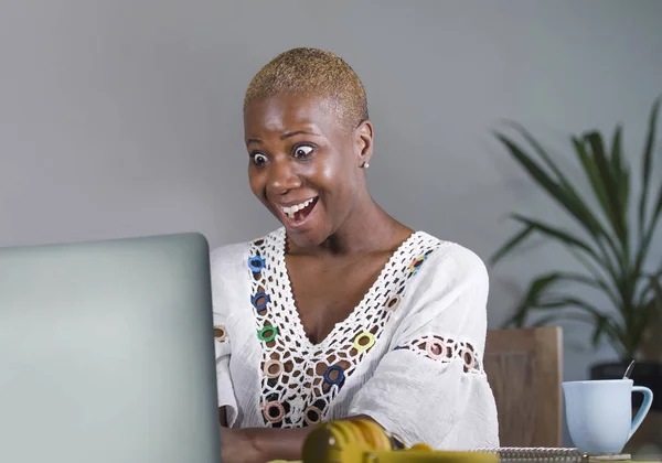 Retrato Joven Atractivo Feliz Hipster Afro Mujer Americana Trabajando Ordenador — Foto de Stock