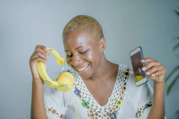 절연된 매력과 아프리카 인터넷 휴대폰 개념에 노란색 헤드폰 — 스톡 사진
