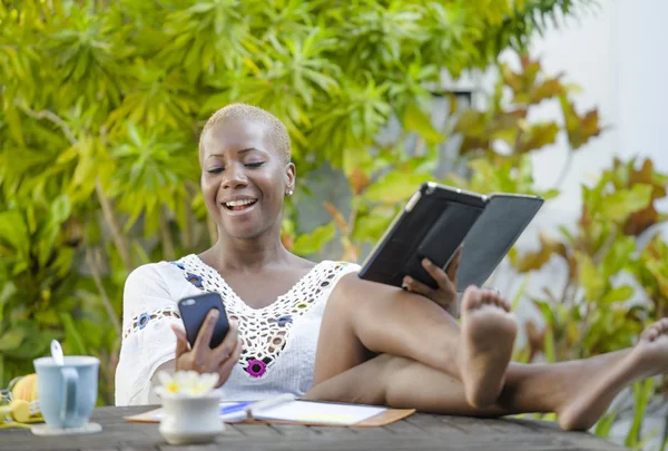 Mladí Šťastní Atraktivní Černé Afro Americký Bokovky Žena Pracující Digitálním — Stock fotografie