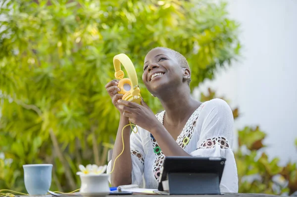 Mladá Krásná Šťastná Černých Afrických Amerických Bokovky Žena Užívat Venku — Stock fotografie