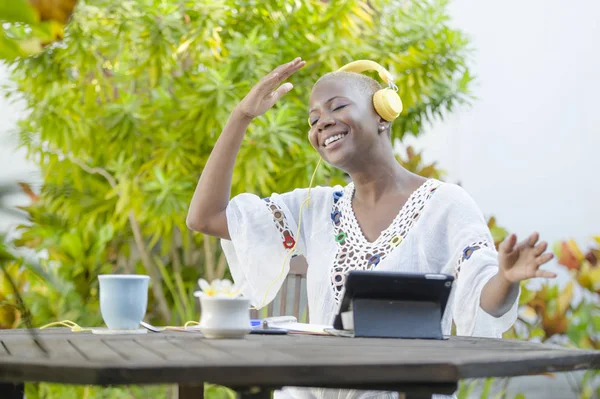 Ung Vacker Och Glad Svart African American Hipster Kvinna Njuter — Stockfoto