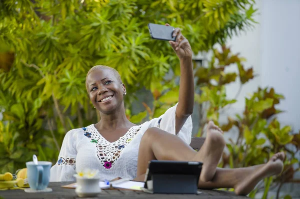 Mladá Šťastná Atraktivní Afro Americký Černoška Práci Digitálním Tabletu Venku — Stock fotografie
