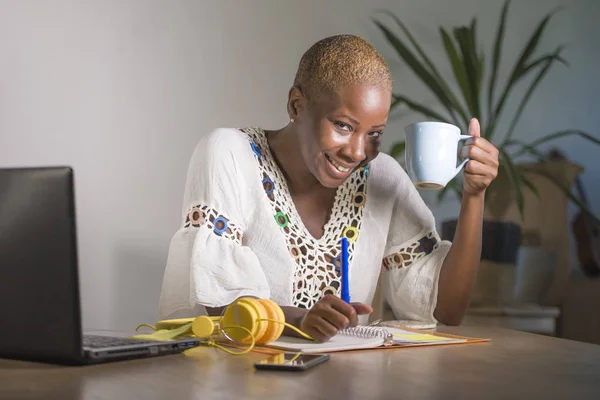 Joven Feliz Atractivo Hipster Negro Afro Mujer Americana Beber Café —  Fotos de Stock