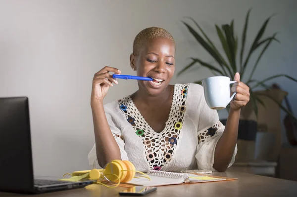 Joven Feliz Atractivo Hipster Negro Afro Mujer Americana Beber Café —  Fotos de Stock