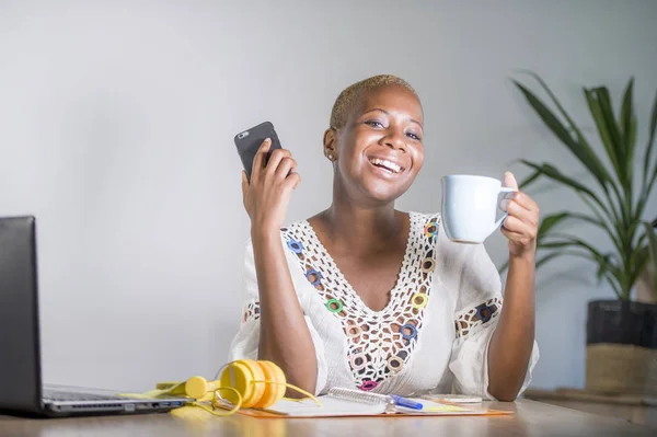 Jeune Afro Américaine Heureuse Attrayante Femme Hipster Noir Travaillant Bureau — Photo