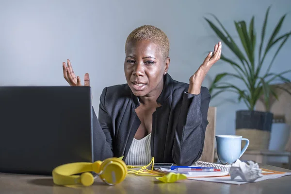 Jovem Mulher Negócios Afro Americana Desesperada Estressada Trabalhando Mesa Computador — Fotografia de Stock