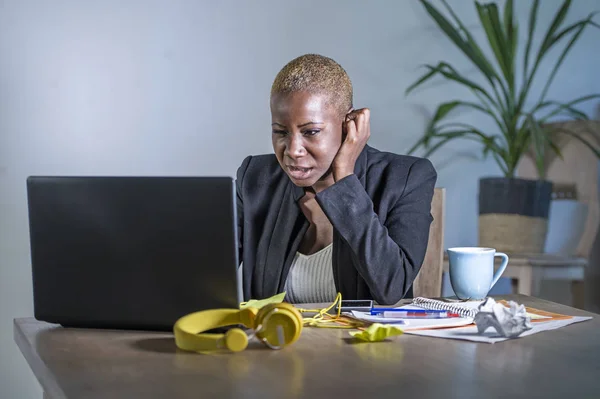 Joven Mujer Negocios Afroamericana Desesperada Estresada Que Trabaja Escritorio Computadora —  Fotos de Stock