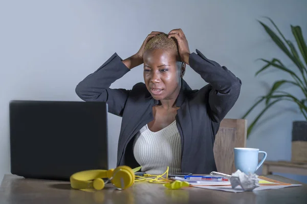 悲しい気持ちでストレス オフィスでラップトップ コンピューターのデスクで働いている若い必死と強調したアフリカ系アメリカ人ビジネス女性落ち込んで 仕事の危機の概念に圧倒 — ストック写真