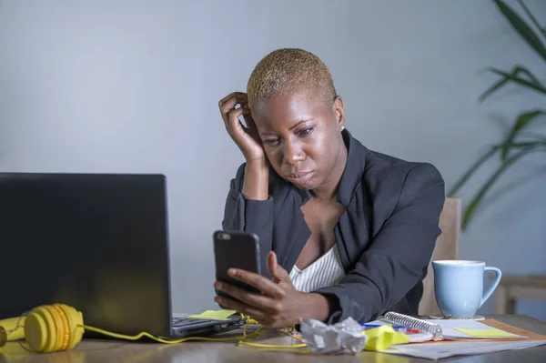 Jovem Mulher Negócios Afro Americana Desesperada Estressada Trabalhando Mesa Computador — Fotografia de Stock