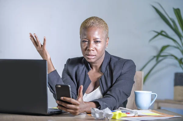 Jovem Mulher Negócios Afro Americana Desesperada Estressada Trabalhando Mesa Computador — Fotografia de Stock