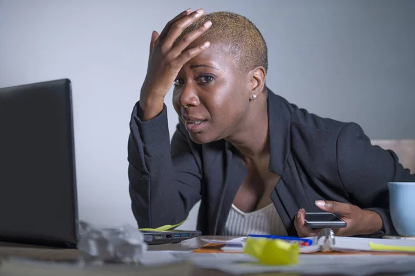悲しい気持ちでストレス オフィスでラップトップ コンピューターのデスクで働いている若い必死と強調したアフリカ系アメリカ人ビジネス女性落ち込んで 仕事の危機の概念に圧倒 — ストック写真