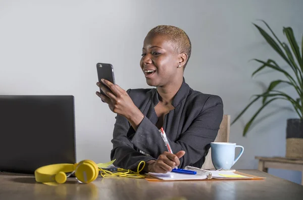 Retrato Corporativo Jovem Feliz Bem Sucedida Negra Afro Americana Empresária — Fotografia de Stock