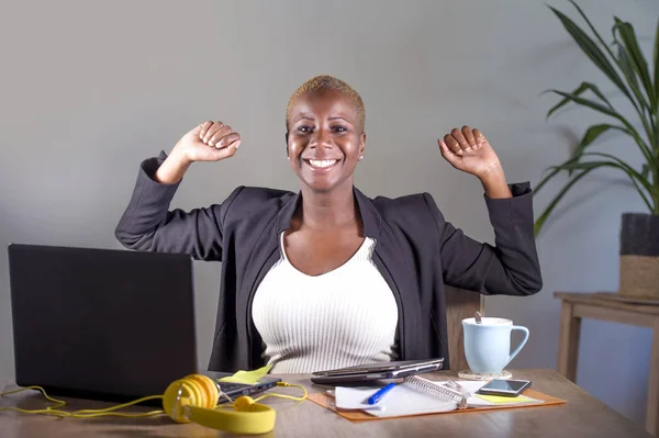 Retrato Corporativo Joven Feliz Exitoso Negro Afro Mujer Negocios Estadounidense —  Fotos de Stock