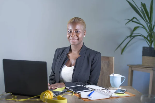 Retrato Corporativo Joven Feliz Exitoso Afro Negro Mujer Negocios Estadounidense —  Fotos de Stock