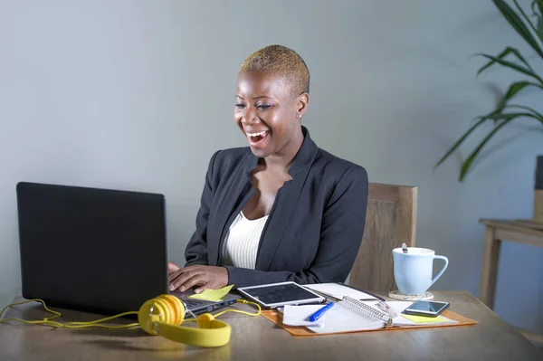 Retrato Corporativo Joven Feliz Exitoso Afro Negro Mujer Negocios Estadounidense —  Fotos de Stock