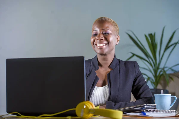 Retrato Corporativo Joven Feliz Exitoso Afro Negro Mujer Negocios Estadounidense —  Fotos de Stock