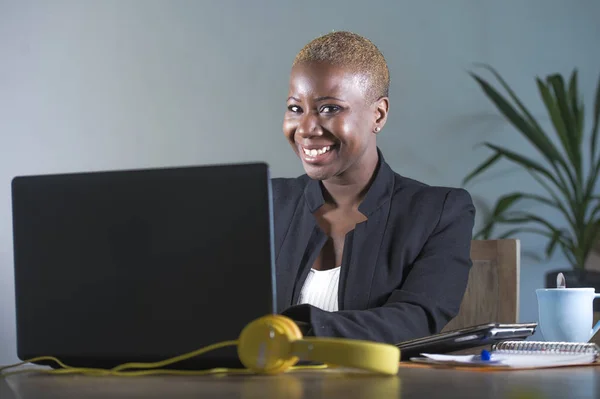 Corporate Porträtt Unga Lyckliga Och Framgångsrika Svarta Afro Amerikansk Affärskvinna — Stockfoto