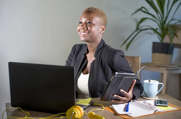 Corporate Porträtt Unga Lyckliga Och Framgångsrika Svarta Afro Amerikansk Affärskvinna — Stockfoto