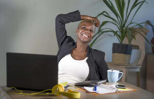 Корпоративный Портрет Молодой Счастливой Успешной Чернокожей Афро Американской Бизнес Женщины — стоковое фото